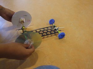 elastiekwagentje rubberband car tinker uitvinden techniekles basisschool kinderen lelystad